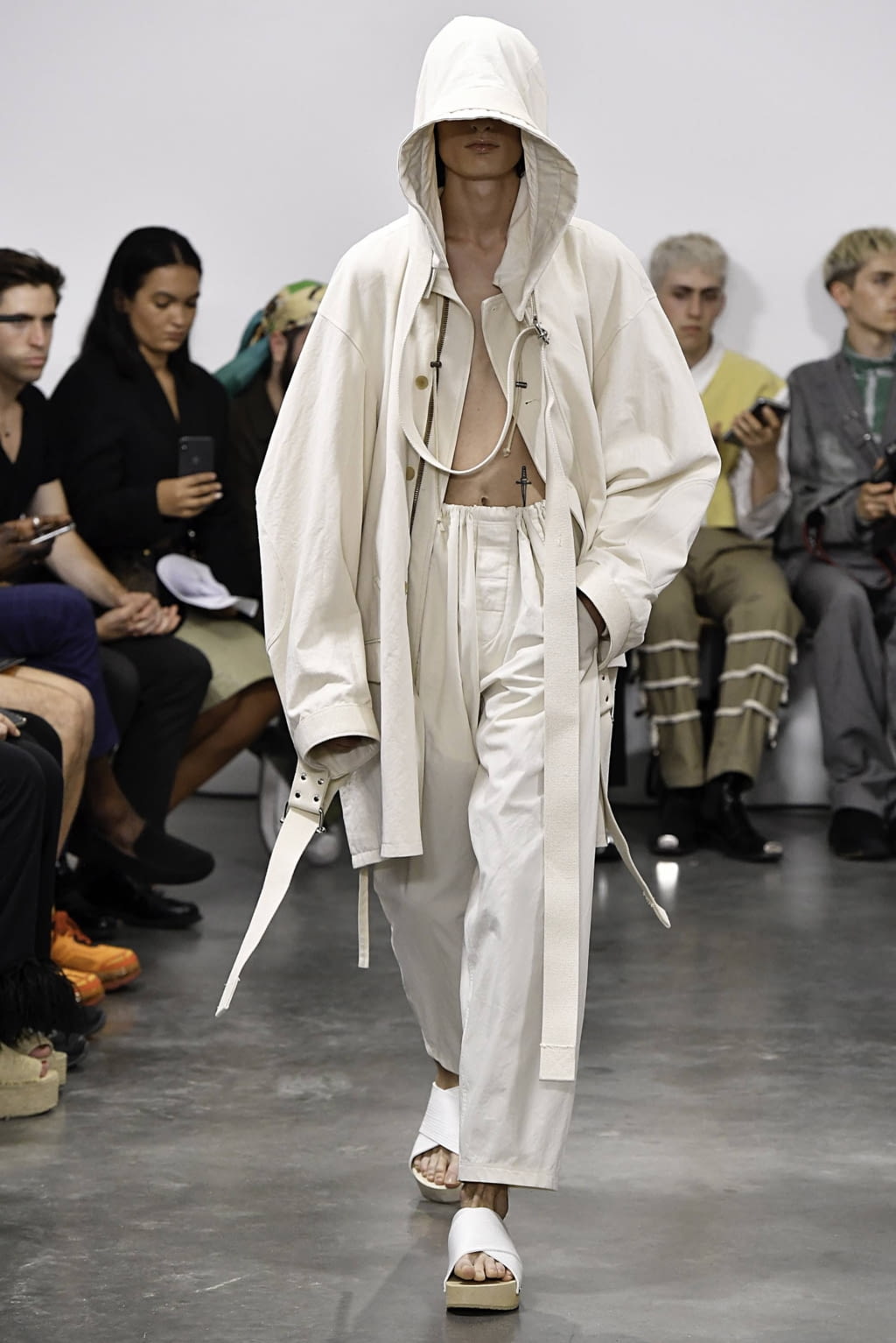 Fashion Week Paris Spring/Summer 2020 look 4 from the Hed Mayner collection 男装