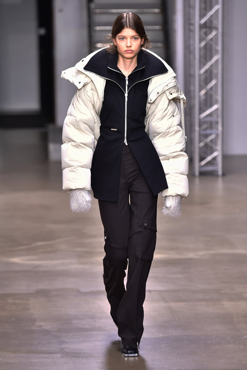 Fashion Week Paris Fall/Winter 2022 look 1 de la collection Heliot Emil womenswear