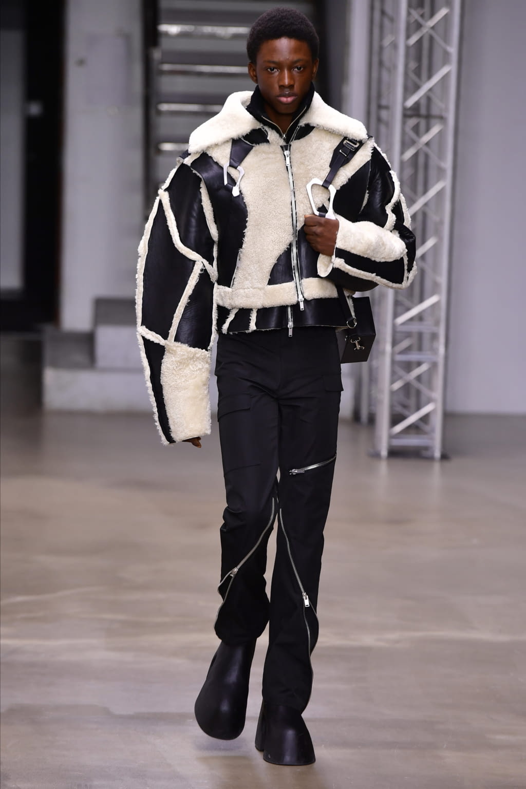 Fashion Week Paris Fall/Winter 2022 look 22 de la collection Heliot Emil womenswear