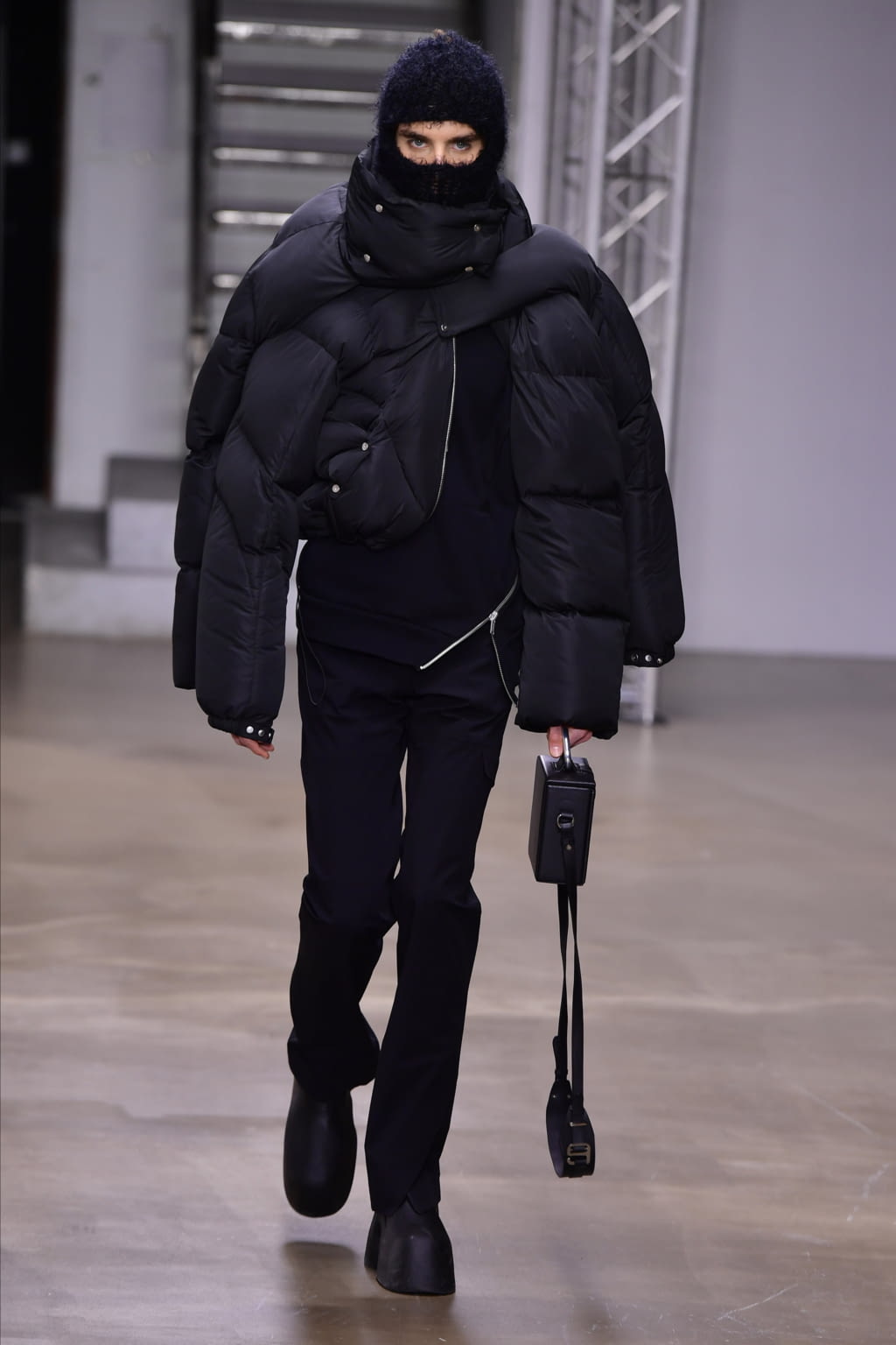 Fashion Week Paris Fall/Winter 2022 look 34 from the Heliot Emil collection womenswear