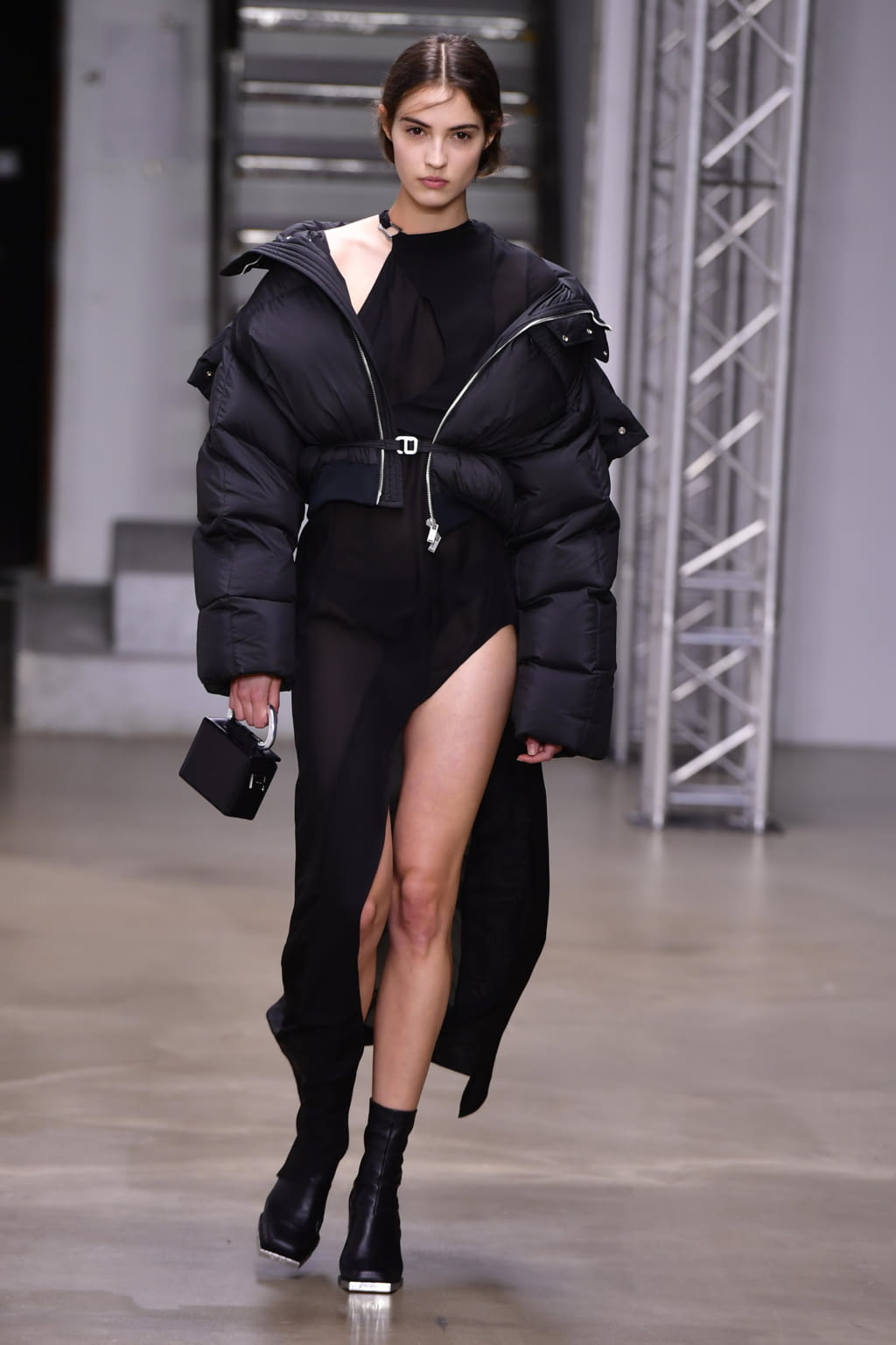 Fashion Week Paris Fall/Winter 2022 look 35 de la collection Heliot Emil womenswear