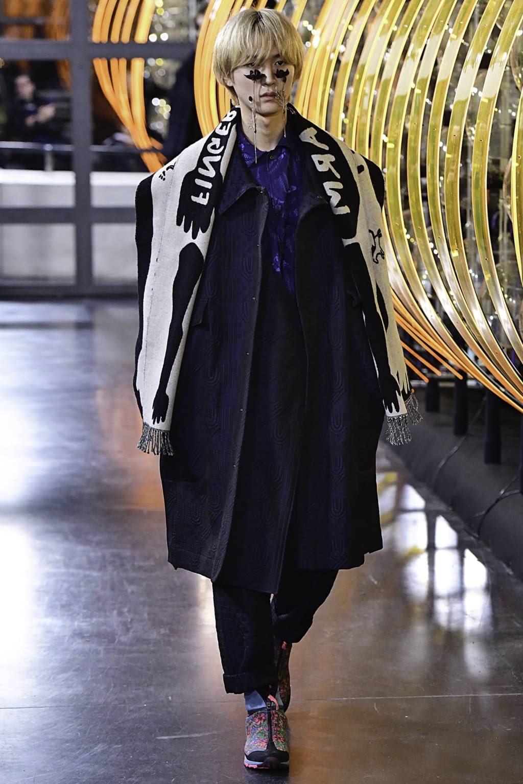 Fashion Week Paris Fall/Winter 2019 look 8 de la collection Henrik Vibskov menswear