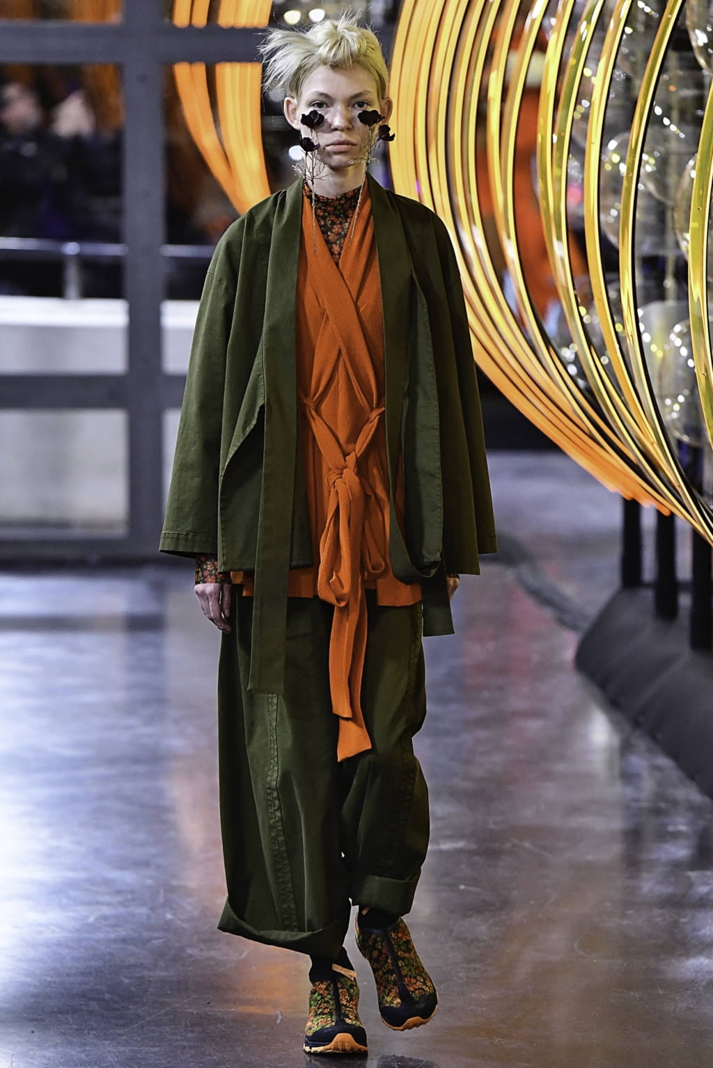 Fashion Week Paris Fall/Winter 2019 look 19 de la collection Henrik Vibskov menswear