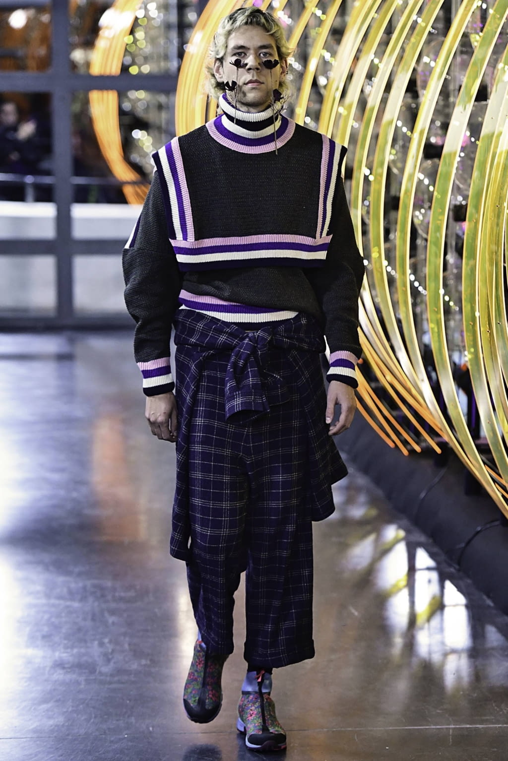 Fashion Week Paris Fall/Winter 2019 look 26 from the Henrik Vibskov collection menswear