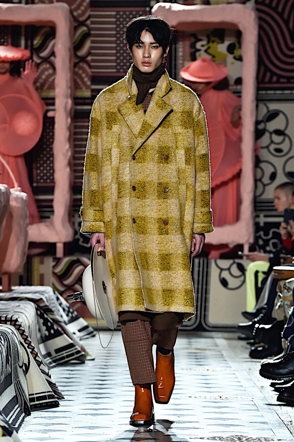 Fashion Week Paris Fall/Winter 2020 look 1 de la collection Henrik Vibskov menswear
