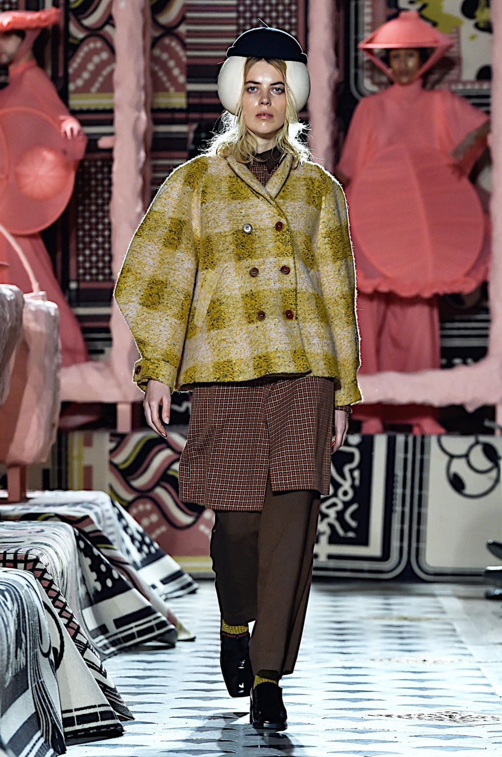 Fashion Week Paris Fall/Winter 2020 look 2 from the Henrik Vibskov collection menswear
