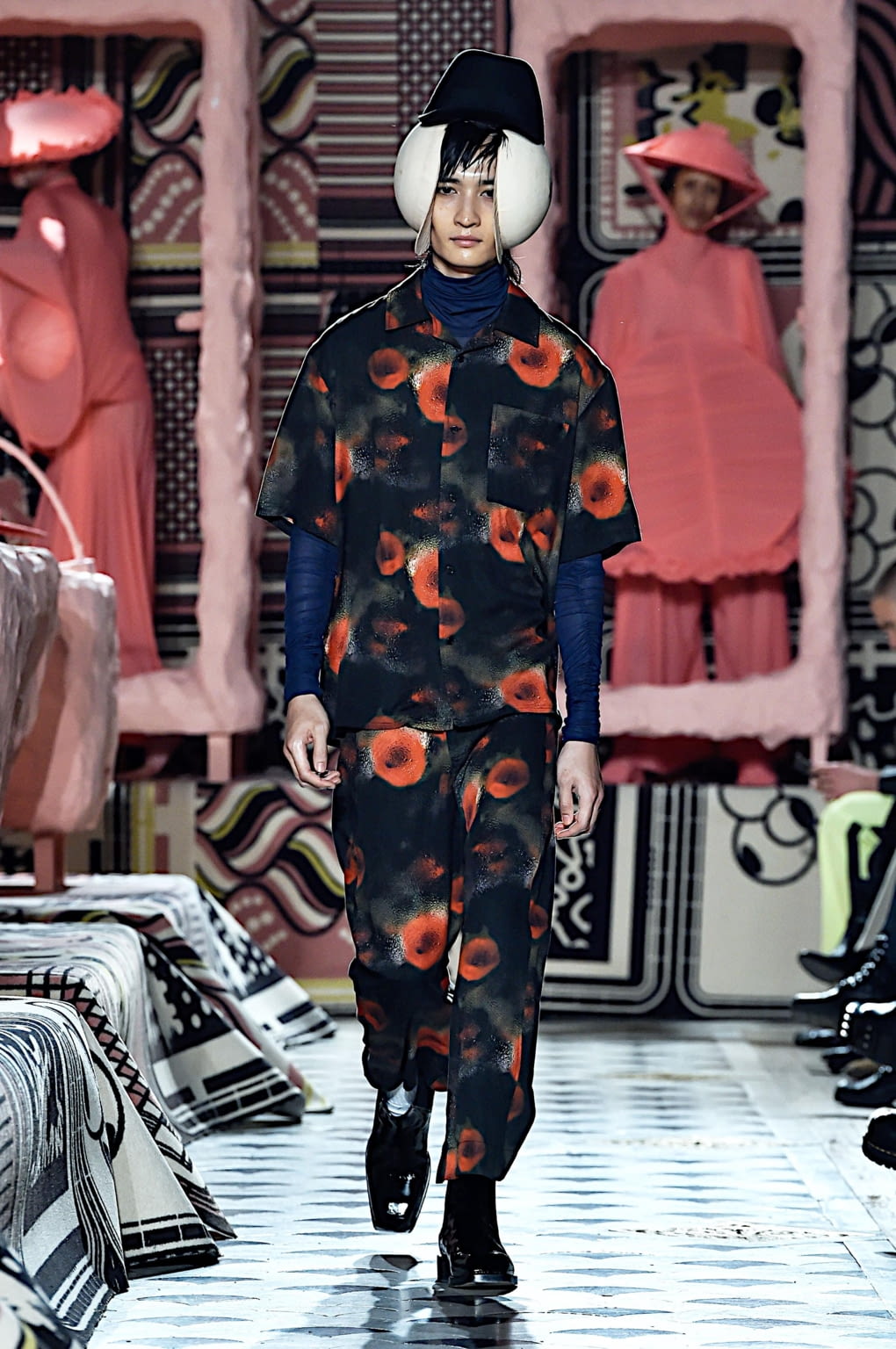 Fashion Week Paris Fall/Winter 2020 look 5 from the Henrik Vibskov collection menswear