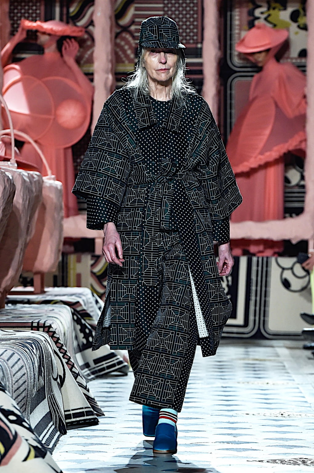 Fashion Week Paris Fall/Winter 2020 look 10 de la collection Henrik Vibskov menswear