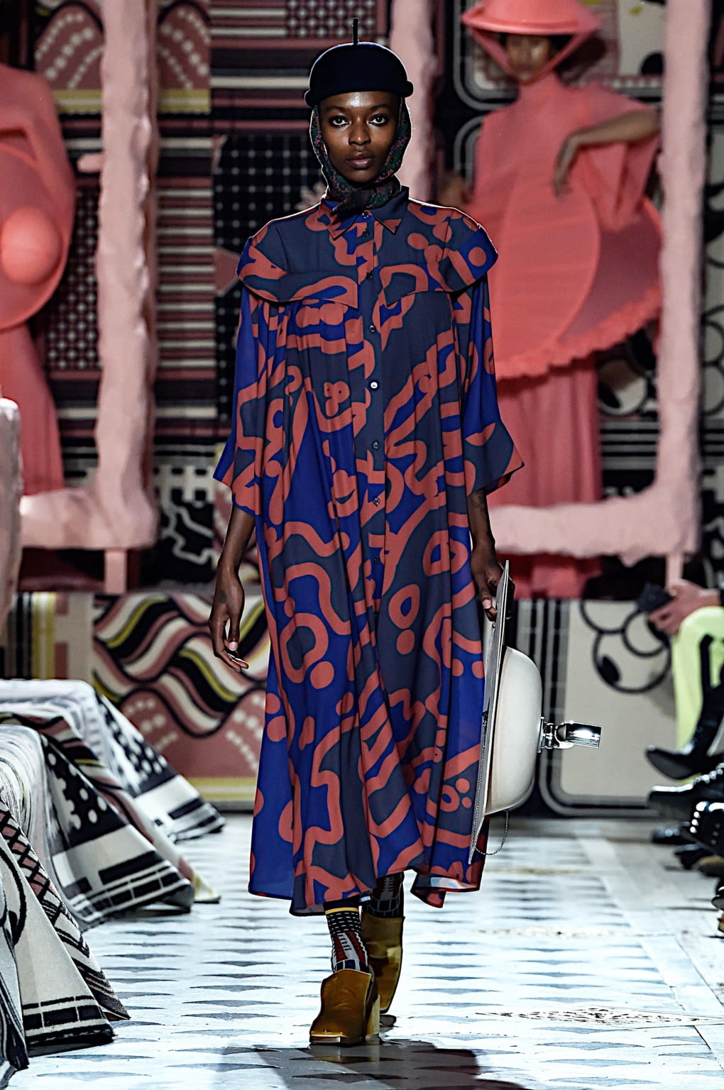 Fashion Week Paris Fall/Winter 2020 look 15 de la collection Henrik Vibskov menswear