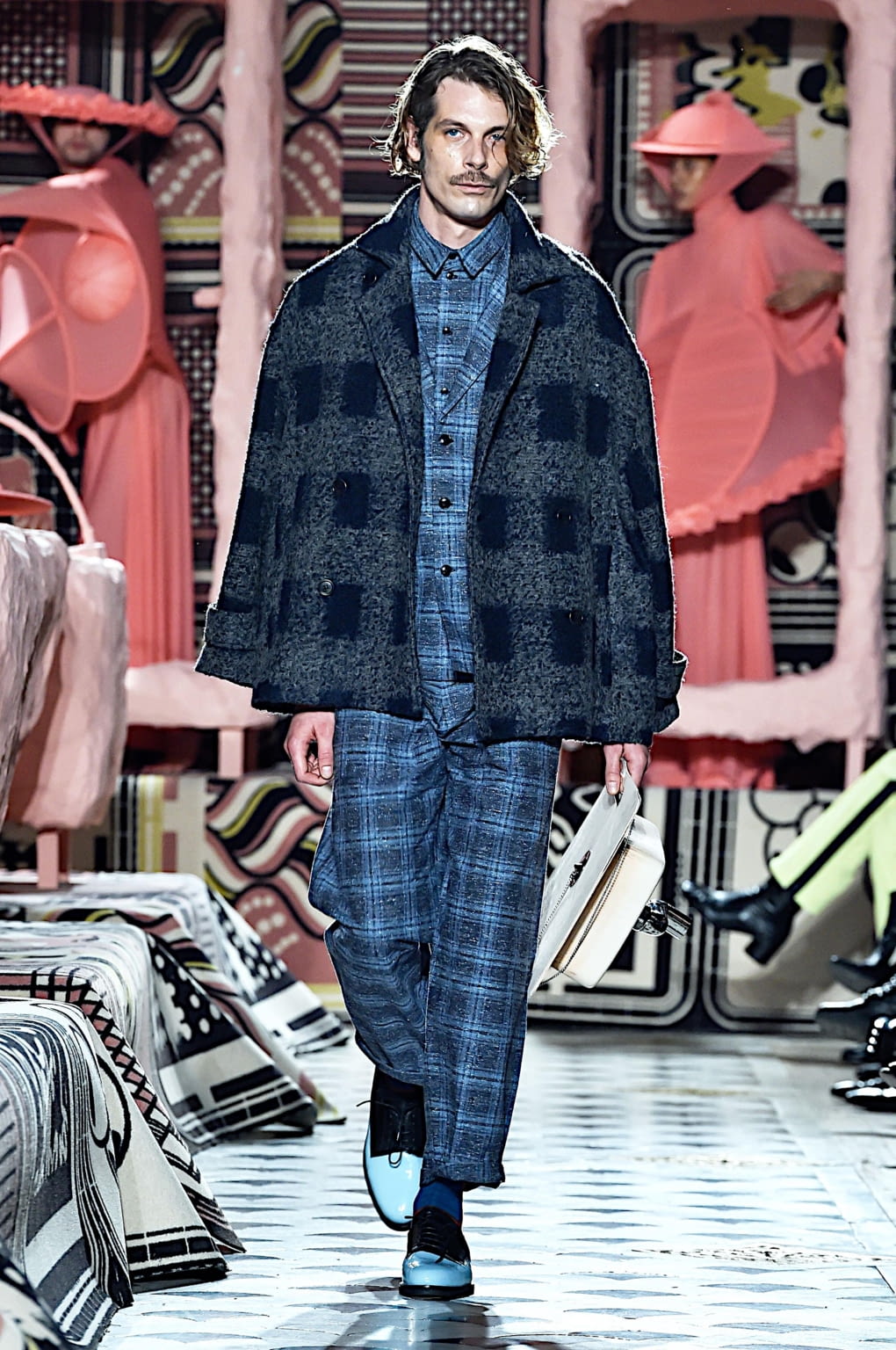 Fashion Week Paris Fall/Winter 2020 look 35 from the Henrik Vibskov collection menswear