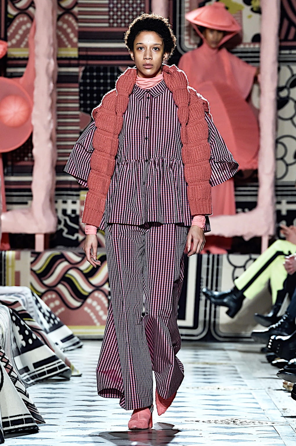 Fashion Week Paris Fall/Winter 2020 look 36 from the Henrik Vibskov collection 男装