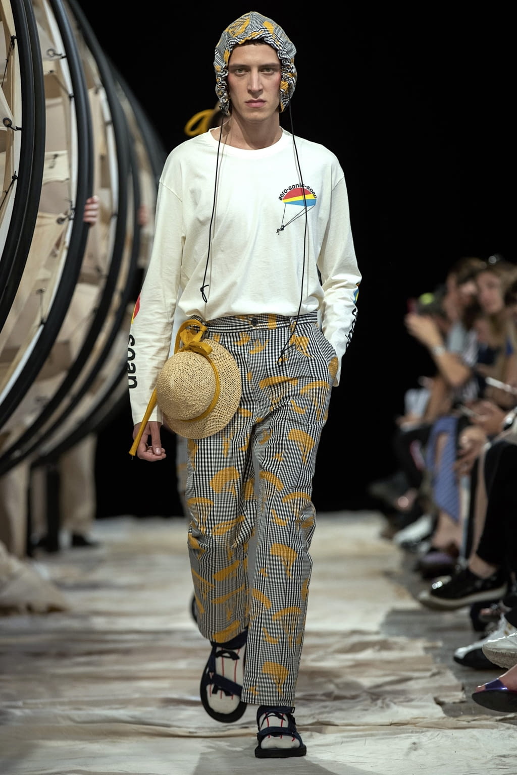 Fashion Week Paris Spring/Summer 2019 look 16 from the Henrik Vibskov collection menswear