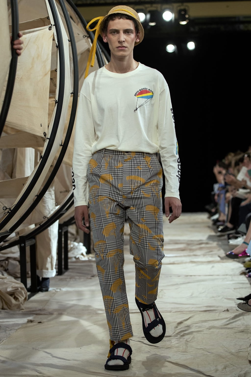 Fashion Week Paris Spring/Summer 2019 look 17 de la collection Henrik Vibskov menswear