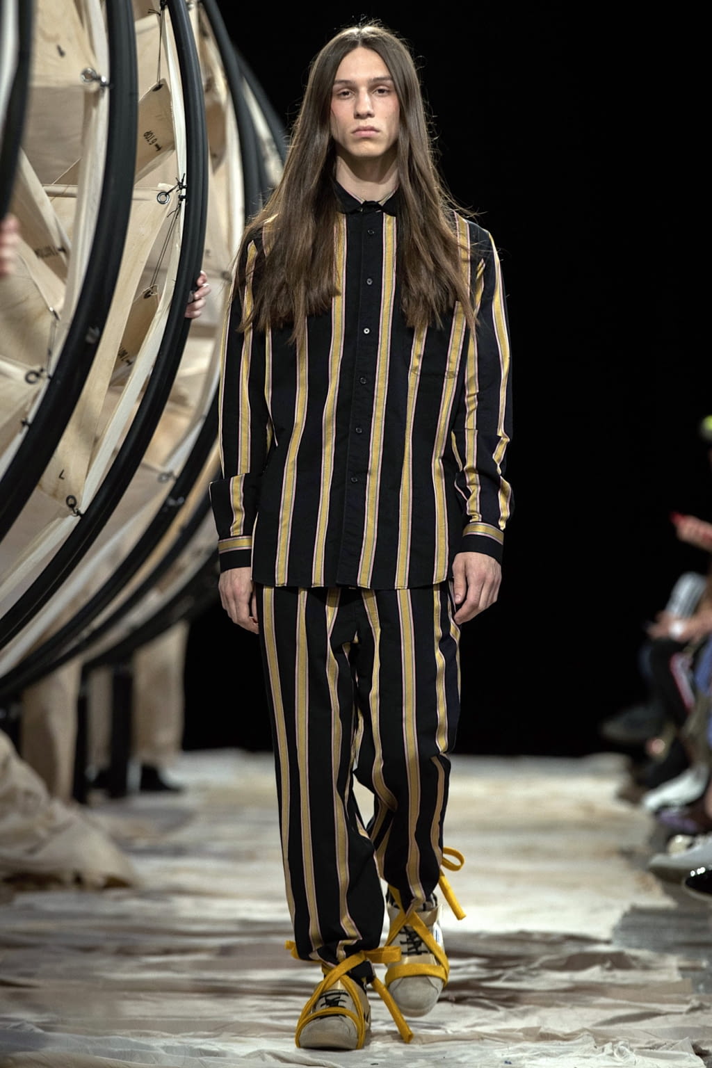 Fashion Week Paris Spring/Summer 2019 look 27 de la collection Henrik Vibskov menswear