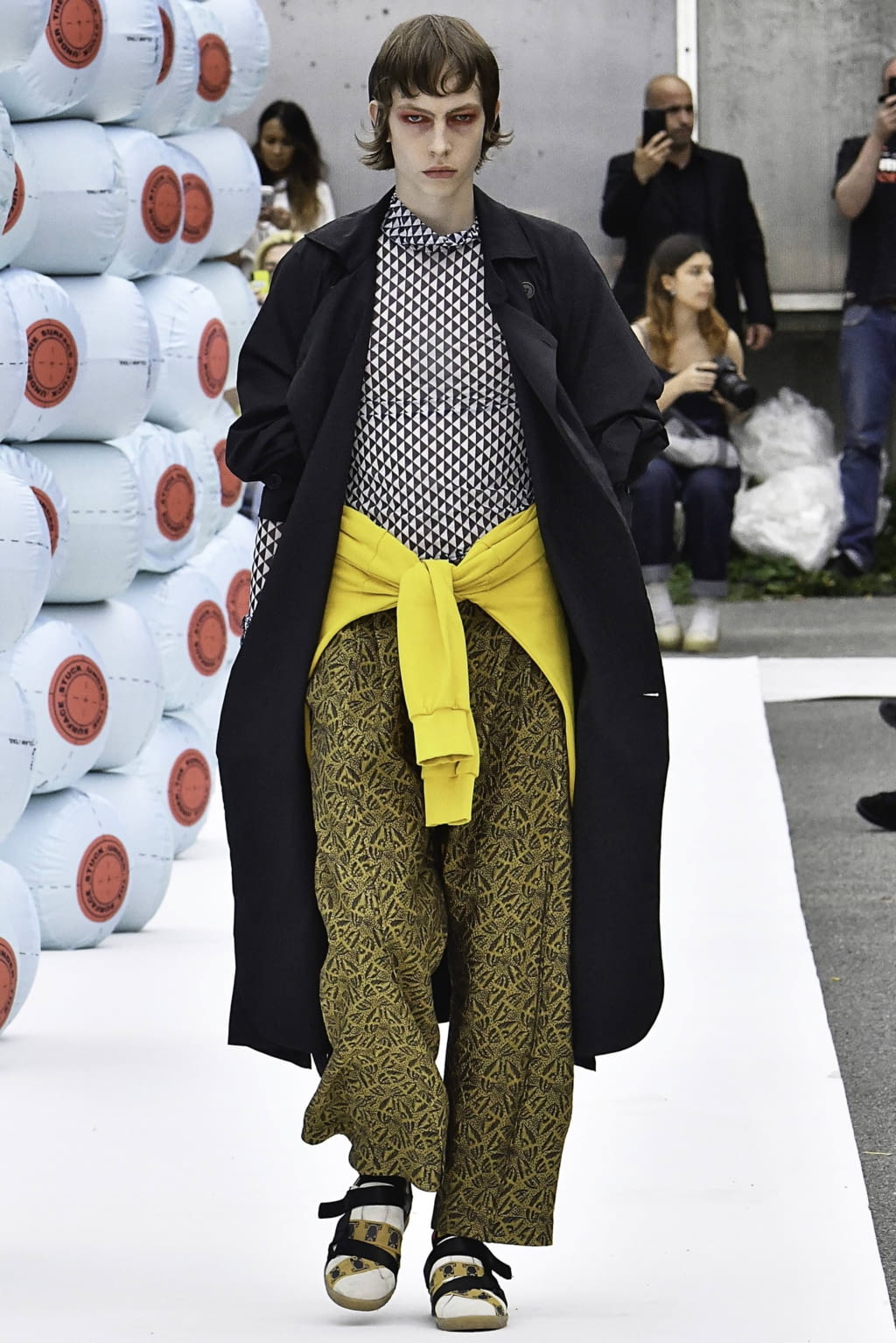 Fashion Week Paris Spring/Summer 2020 look 10 de la collection Henrik Vibskov menswear
