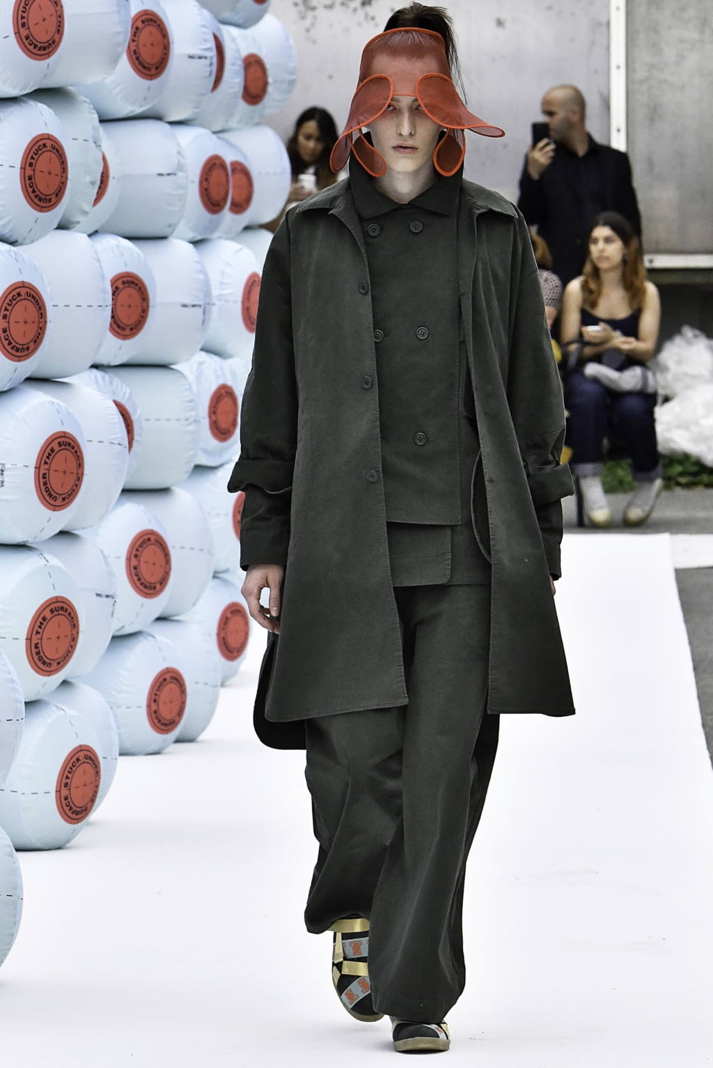 Fashion Week Paris Spring/Summer 2020 look 16 de la collection Henrik Vibskov menswear