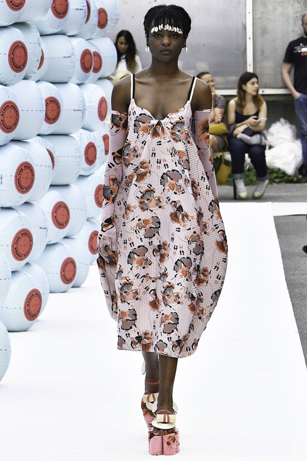Fashion Week Paris Spring/Summer 2020 look 17 from the Henrik Vibskov collection menswear