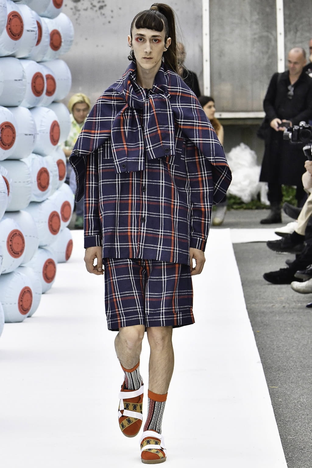 Fashion Week Paris Spring/Summer 2020 look 32 de la collection Henrik Vibskov menswear