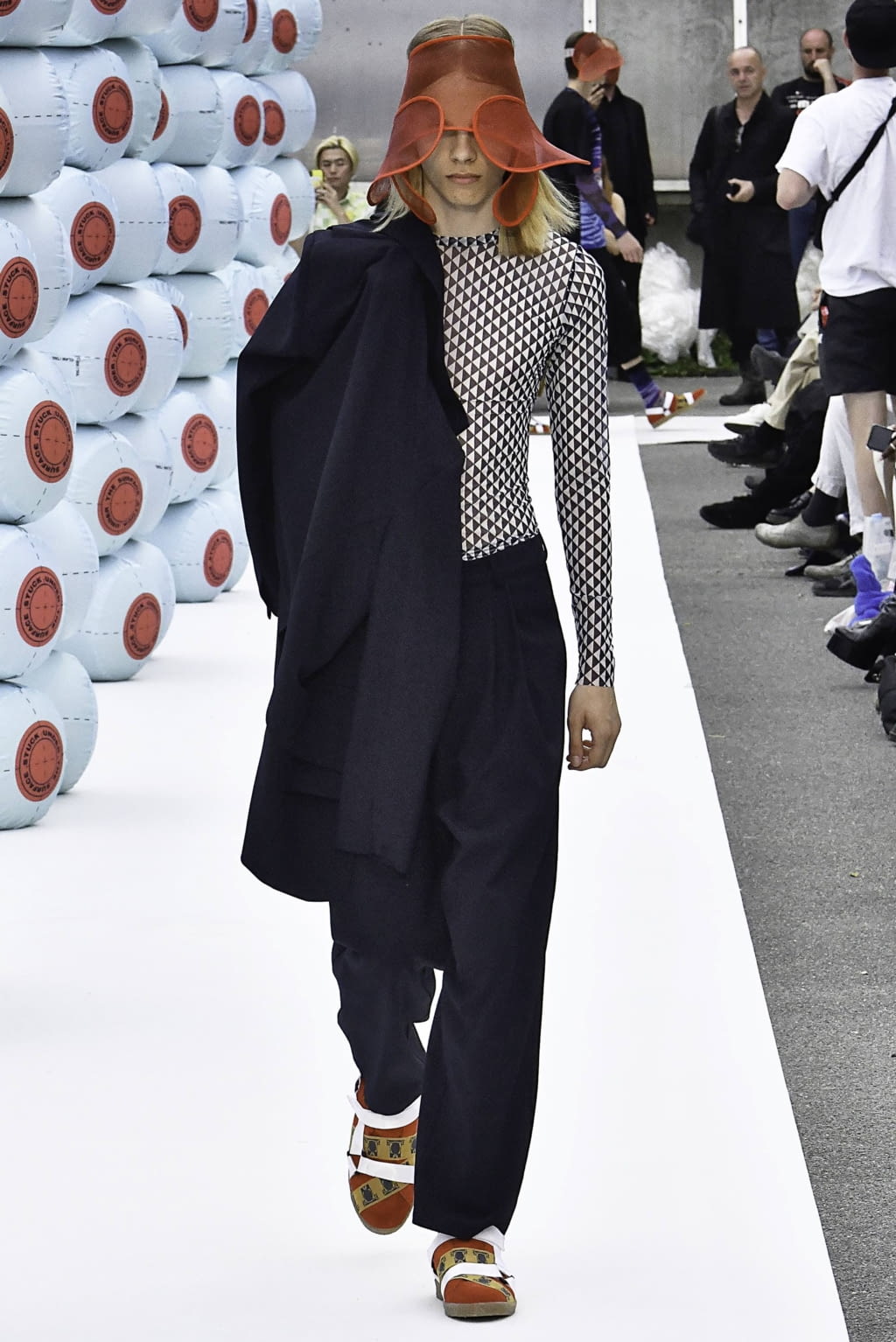 Fashion Week Paris Spring/Summer 2020 look 35 de la collection Henrik Vibskov menswear