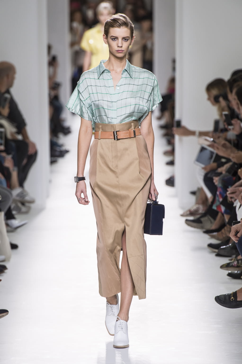 Fashion Week Paris Spring/Summer 2017 look 19 from the Hermès collection 女装