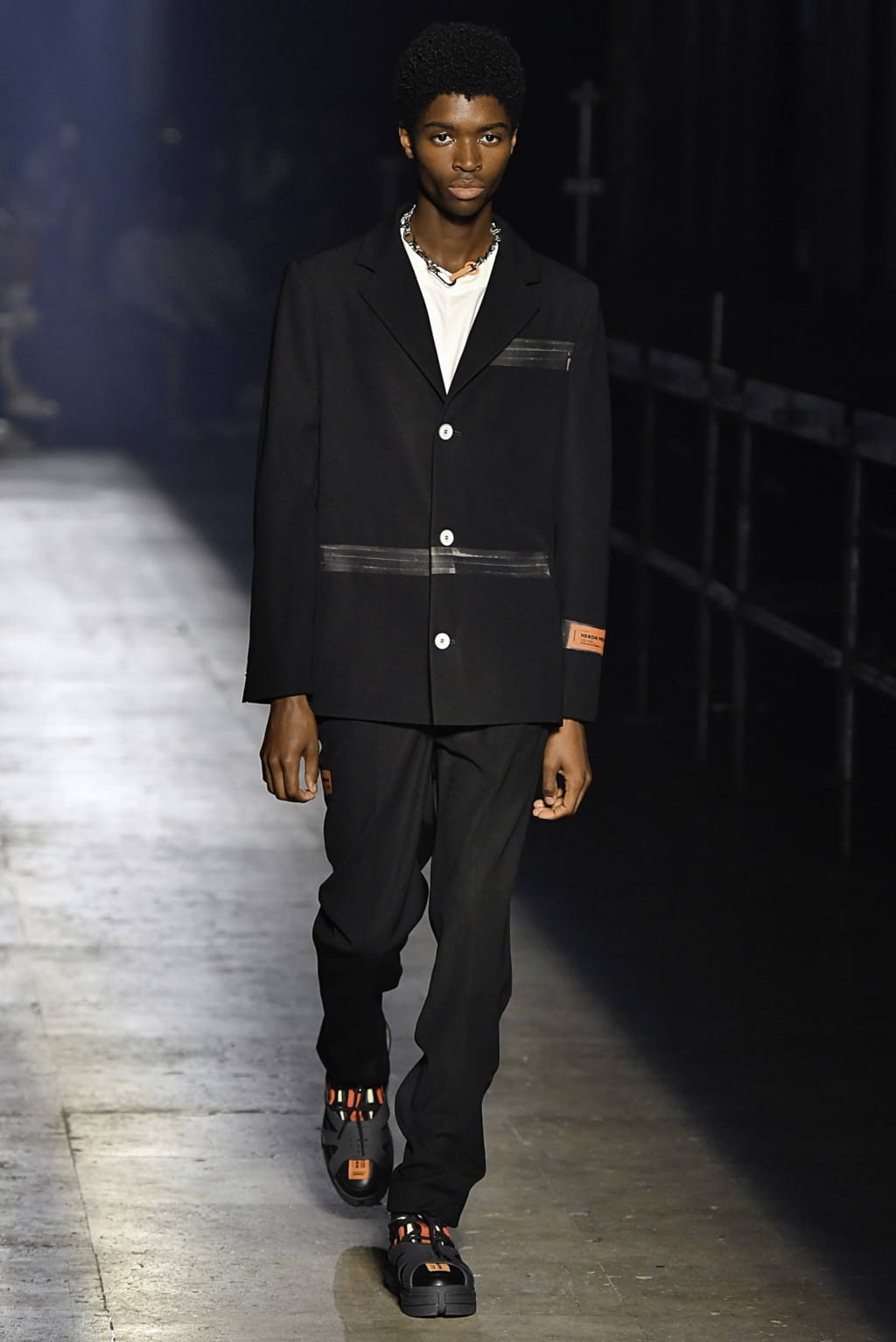 Fashion Week Paris Spring/Summer 2020 look 39 from the Heron Preston collection 男装