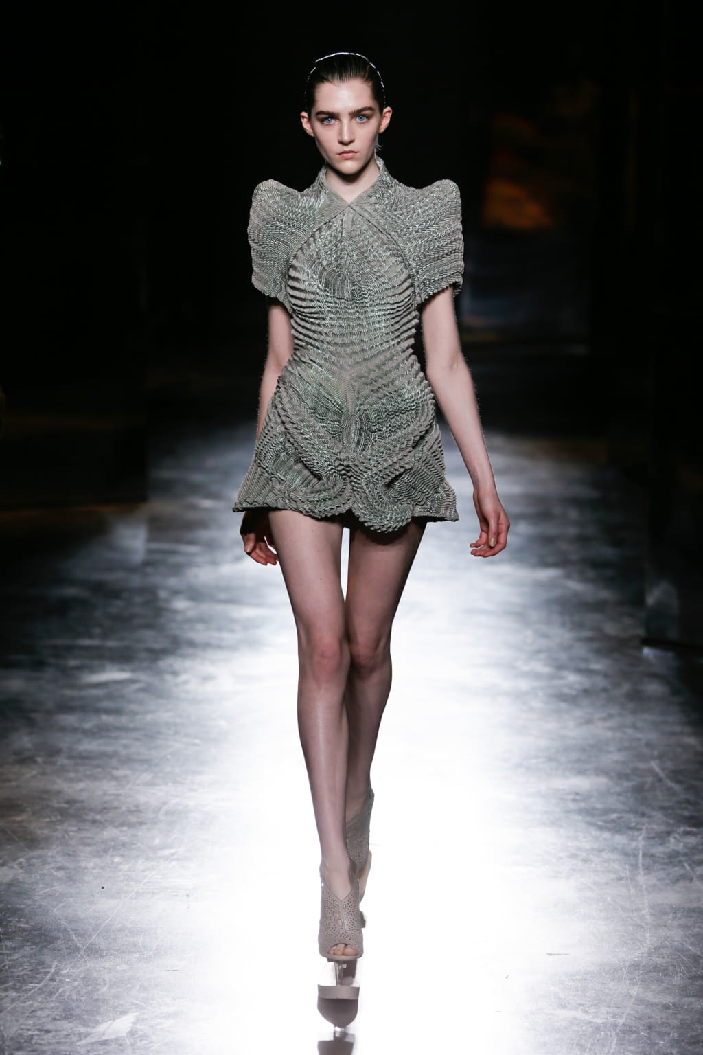 Fashion Week Paris Fall/Winter 2016 look 8 from the Iris Van Herpen collection 女装