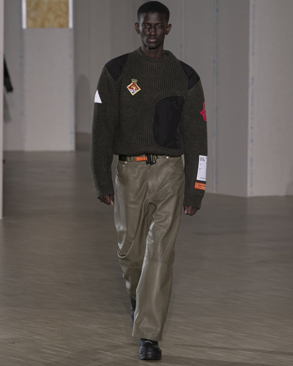 Fashion Week Paris Fall/Winter 2020 look 32 from the Heron Preston collection 男装