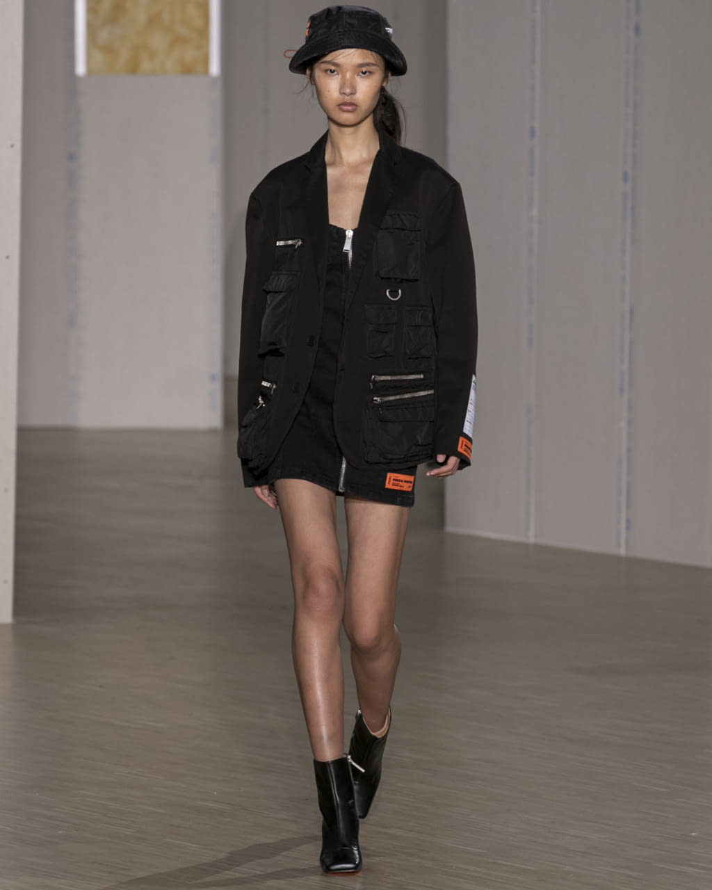 Fashion Week Paris Fall/Winter 2020 look 39 from the Heron Preston collection 男装