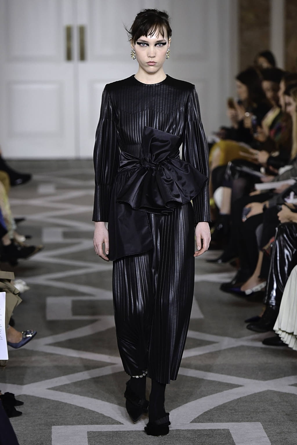 Fashion Week London Fall/Winter 2019 look 13 from the Huishan Zhang collection 女装
