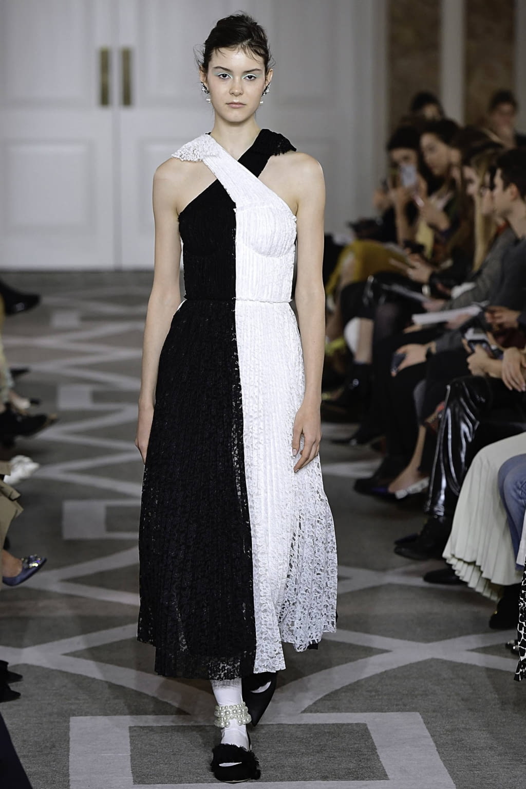 Fashion Week London Fall/Winter 2019 look 15 from the Huishan Zhang collection 女装