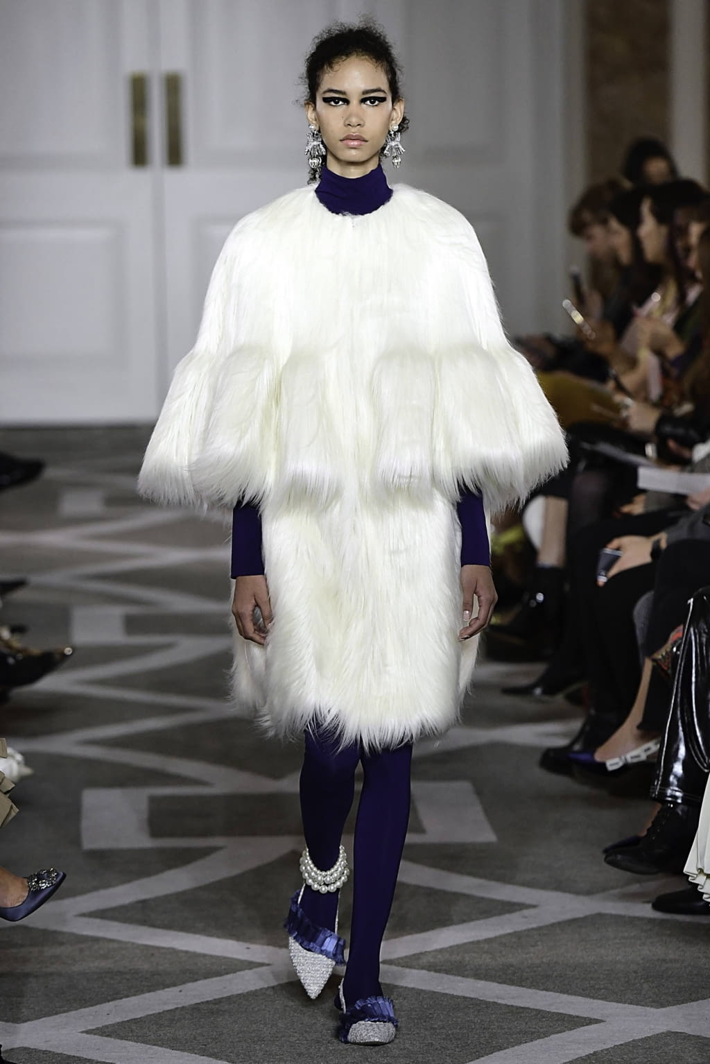 Fashion Week London Fall/Winter 2019 look 17 from the Huishan Zhang collection 女装