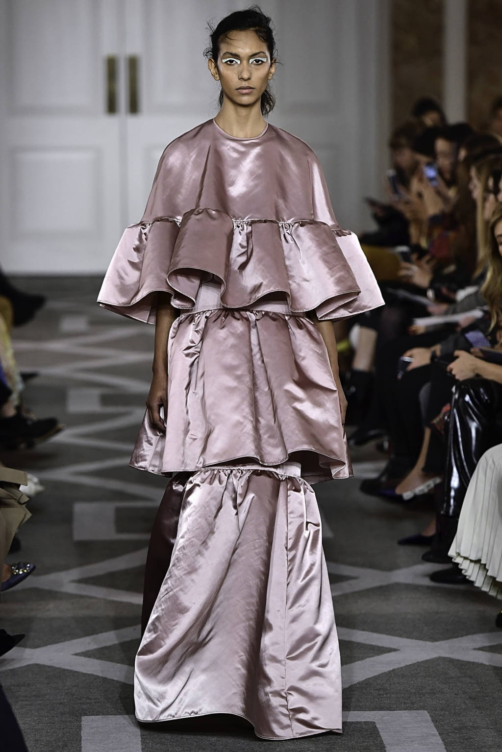 Fashion Week London Fall/Winter 2019 look 22 from the Huishan Zhang collection 女装
