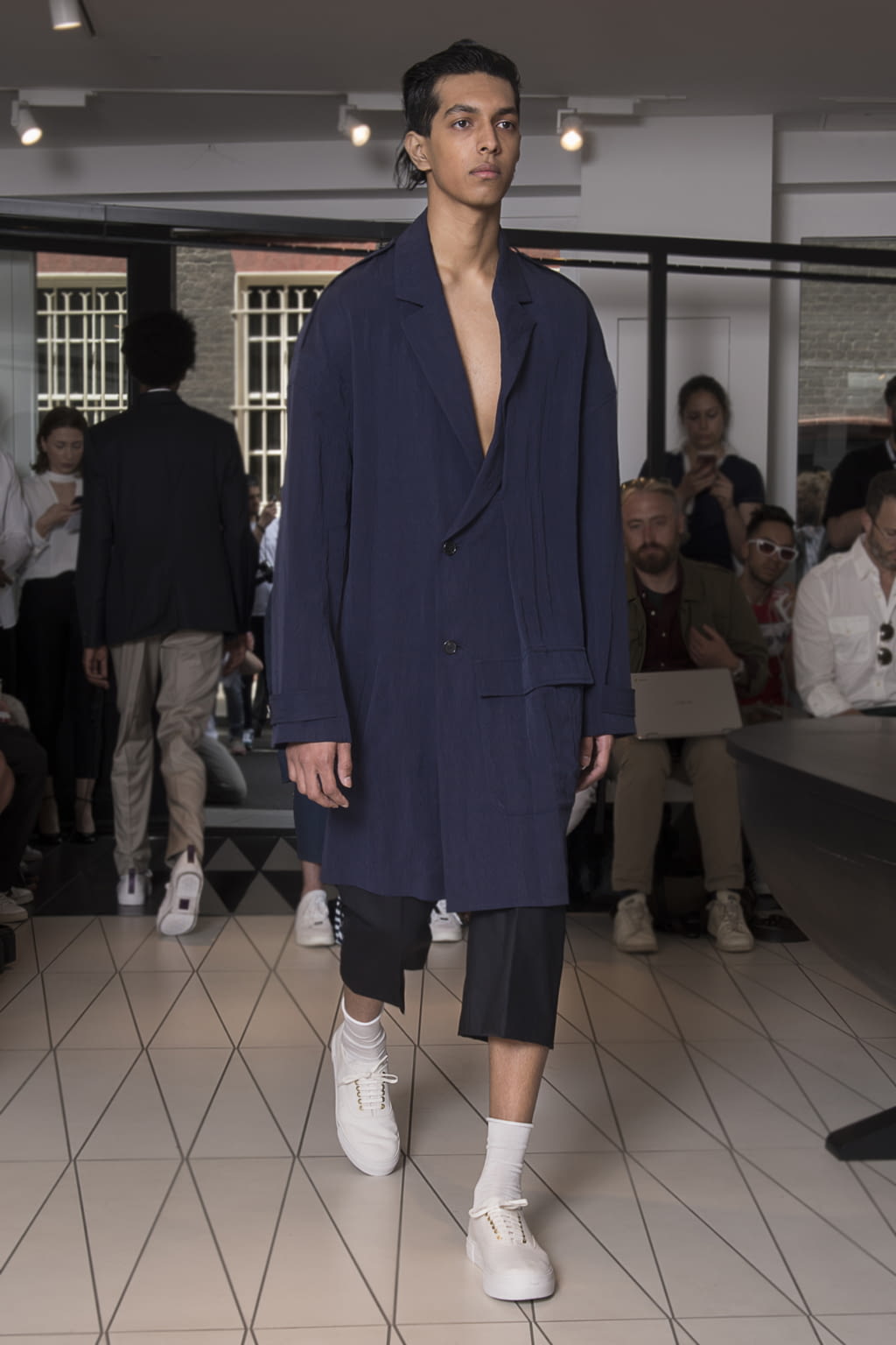 Fashion Week London Spring/Summer 2018 look 10 from the Chalayan collection 男装