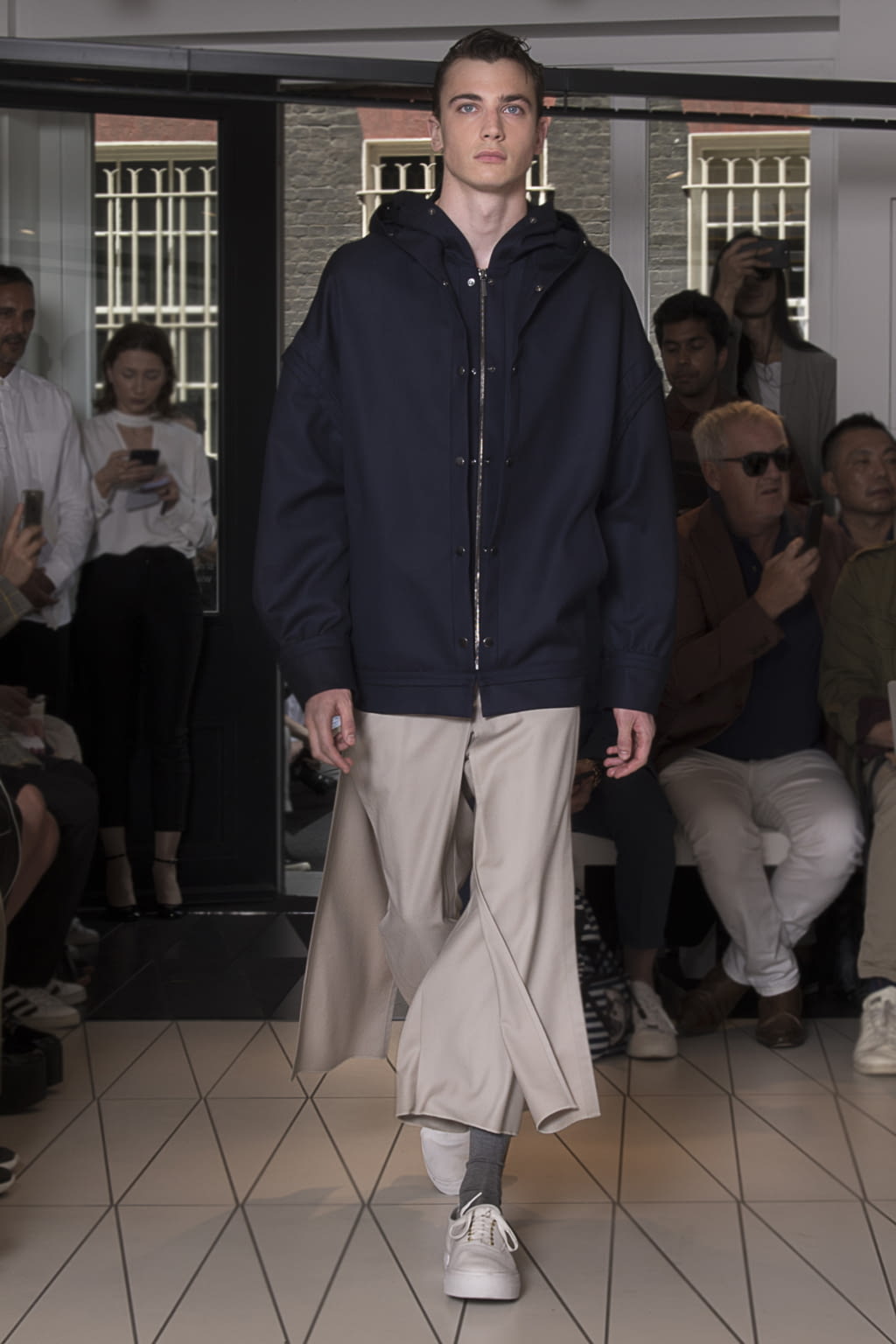 Fashion Week London Spring/Summer 2018 look 12 from the Chalayan collection 男装