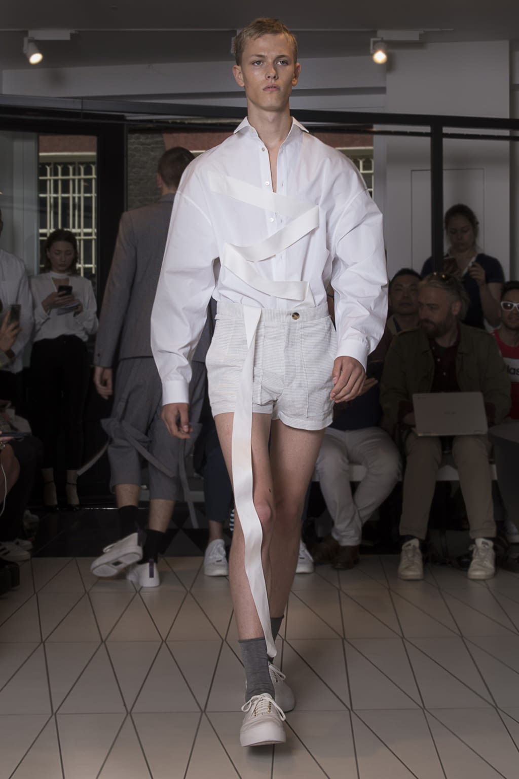 Fashion Week London Spring/Summer 2018 look 15 from the Chalayan collection menswear