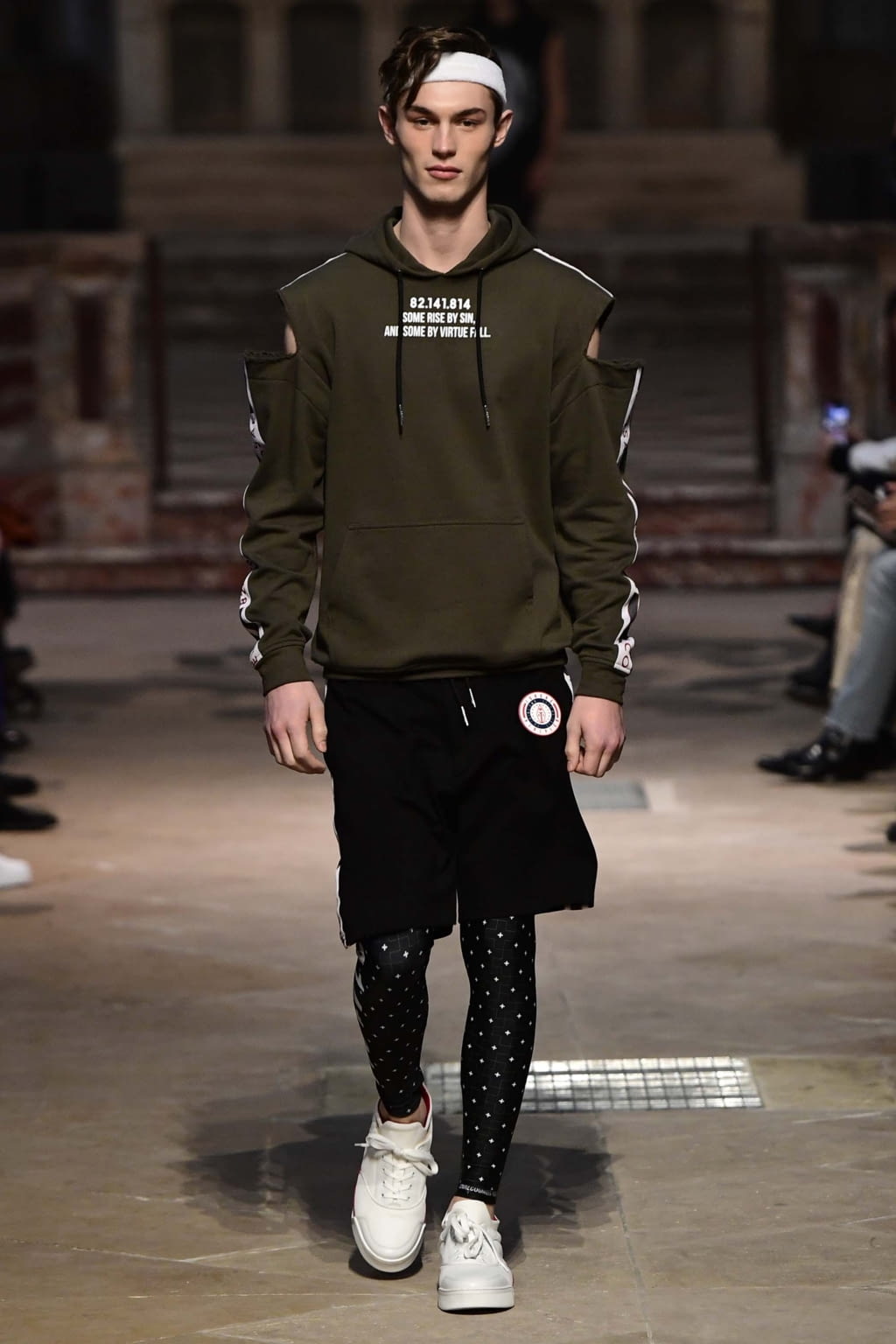 Fashion Week Paris Fall/Winter 2018 look 21 from the Icosae collection menswear