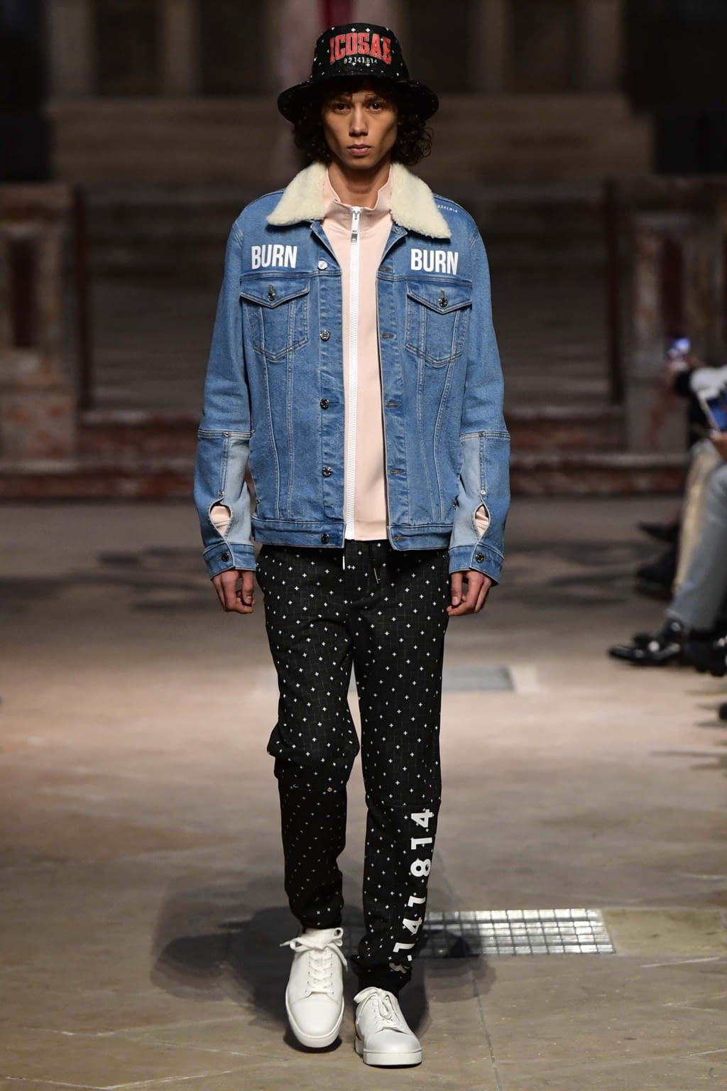 Fashion Week Paris Fall/Winter 2018 look 23 from the Icosae collection menswear