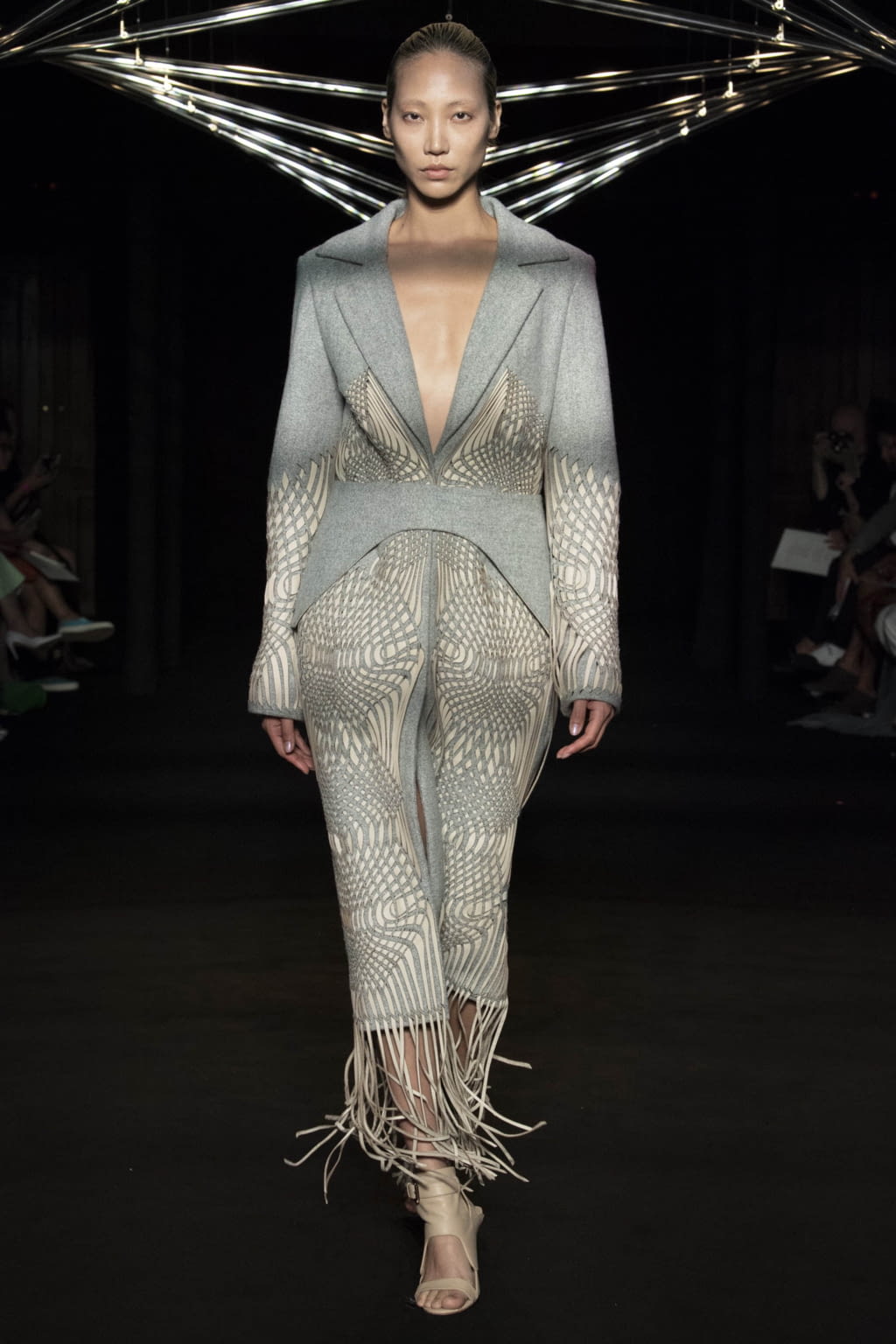 Fashion Week Paris Fall/Winter 2018 look 1 from the Iris Van Herpen collection couture