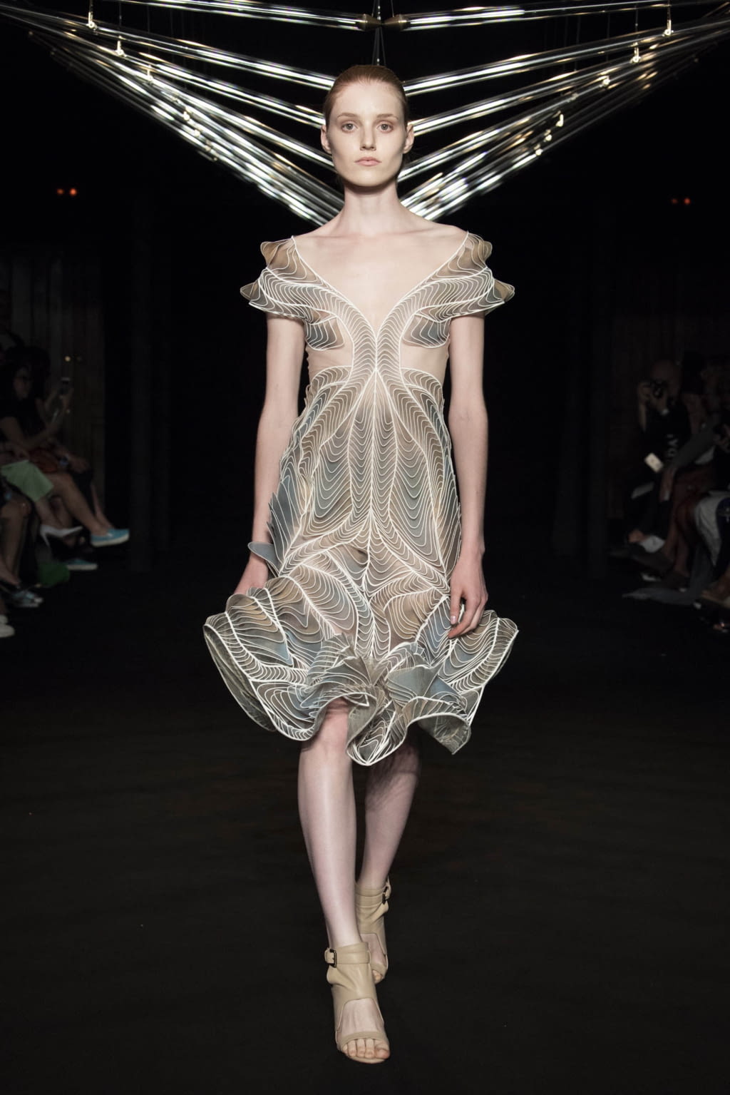 Fashion Week Paris Fall/Winter 2018 look 3 from the Iris Van Herpen collection 高级定制