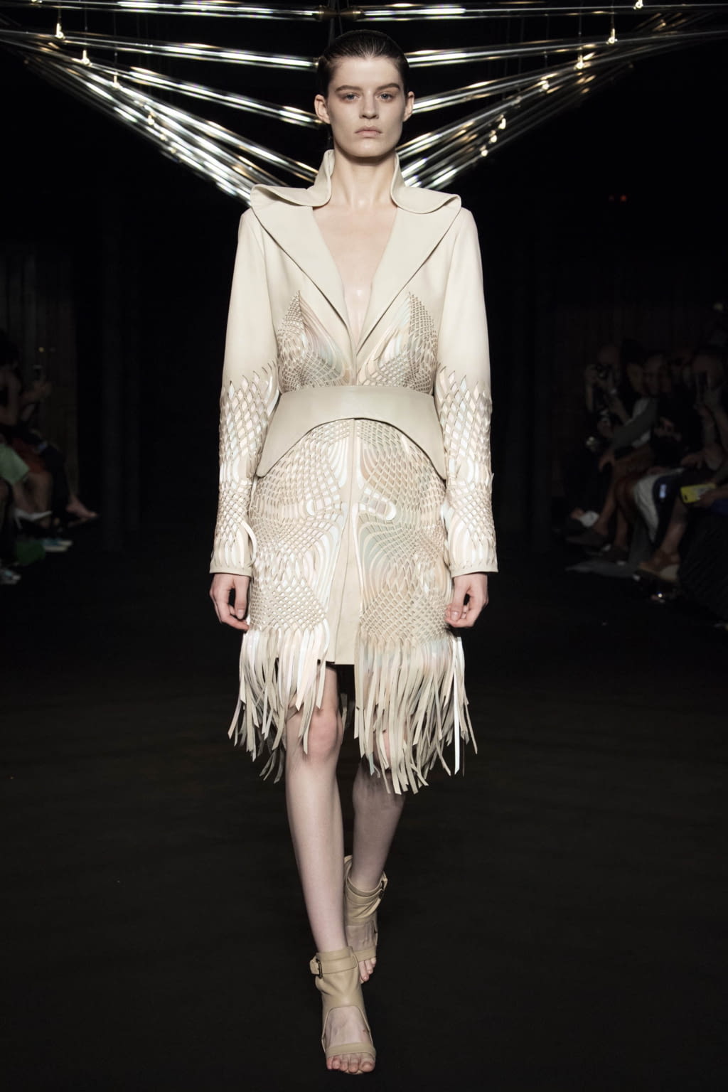 Fashion Week Paris Fall/Winter 2018 look 6 from the Iris Van Herpen collection couture