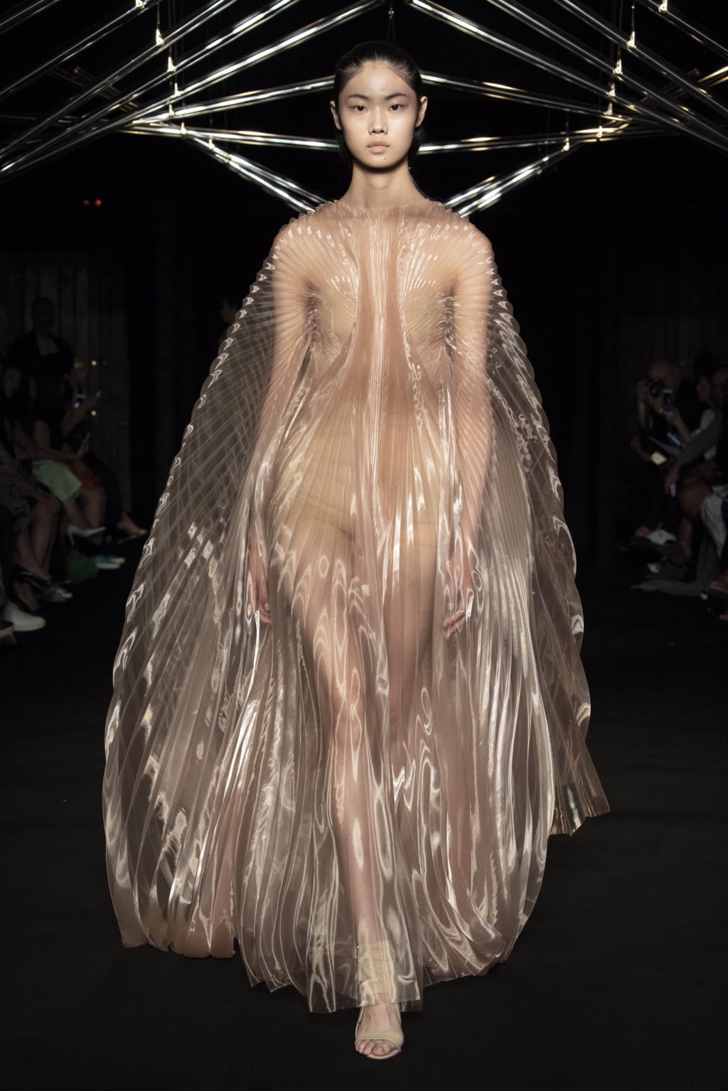 Fashion Week Paris Fall/Winter 2018 look 8 from the Iris Van Herpen collection couture