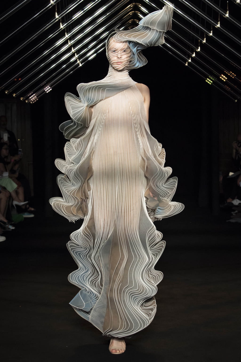 Fashion Week Paris Fall/Winter 2018 look 11 from the Iris Van Herpen collection 高级定制