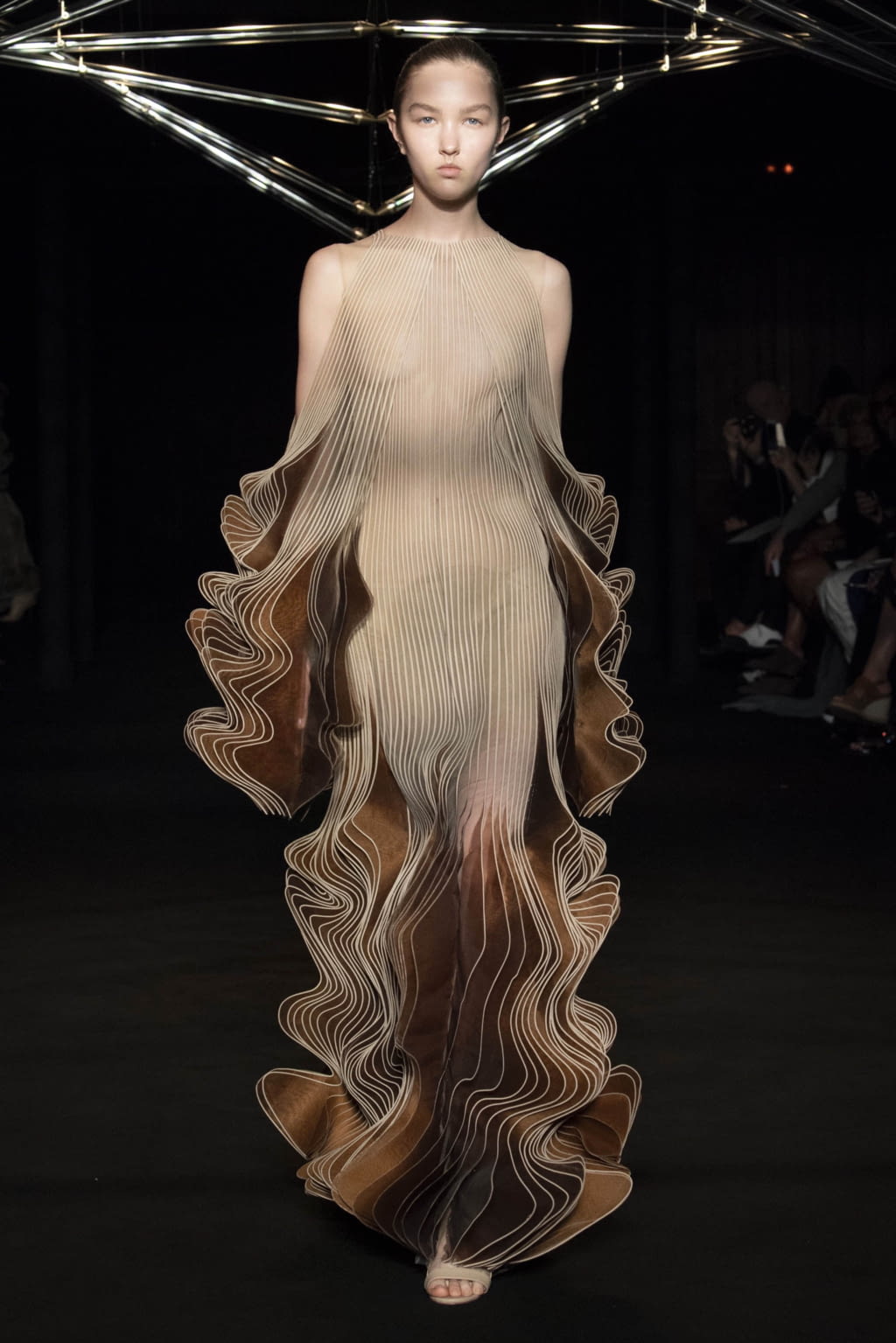 Fashion Week Paris Fall/Winter 2018 look 13 from the Iris Van Herpen collection 高级定制