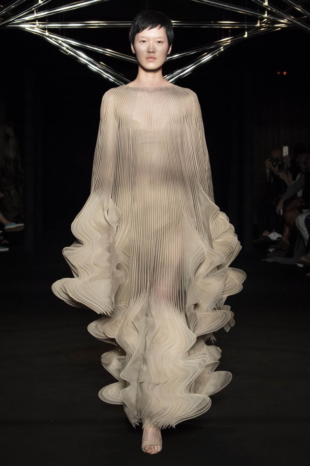 Fashion Week Paris Fall/Winter 2018 look 15 from the Iris Van Herpen collection couture