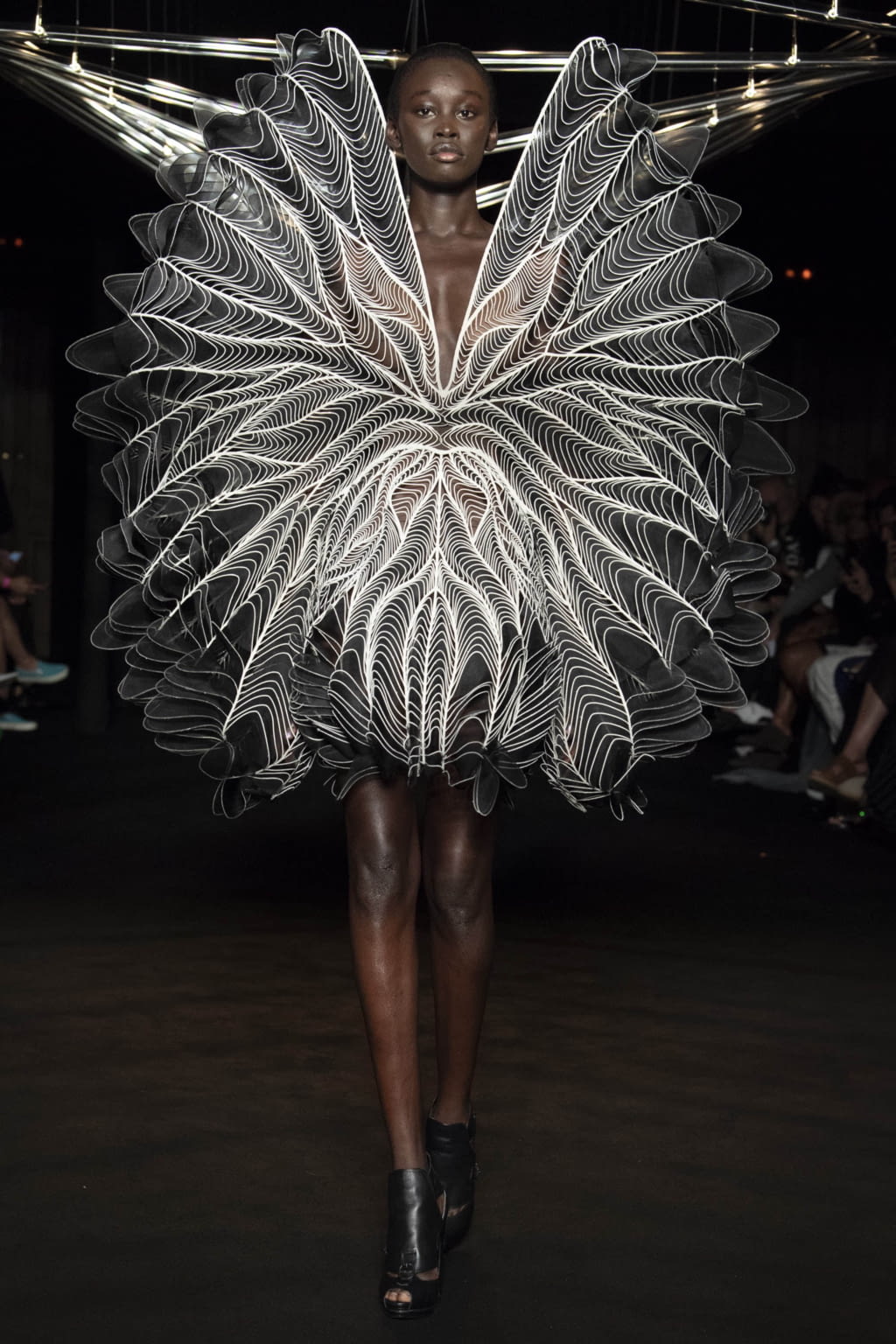 Fashion Week Paris Fall/Winter 2018 look 17 from the Iris Van Herpen collection 高级定制