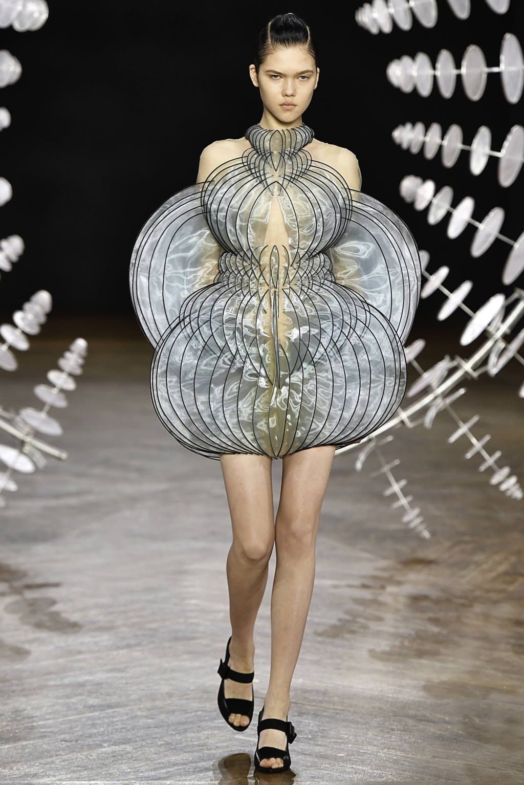 Fashion Week Paris Fall/Winter 2019 look 2 de la collection Iris Van Herpen couture