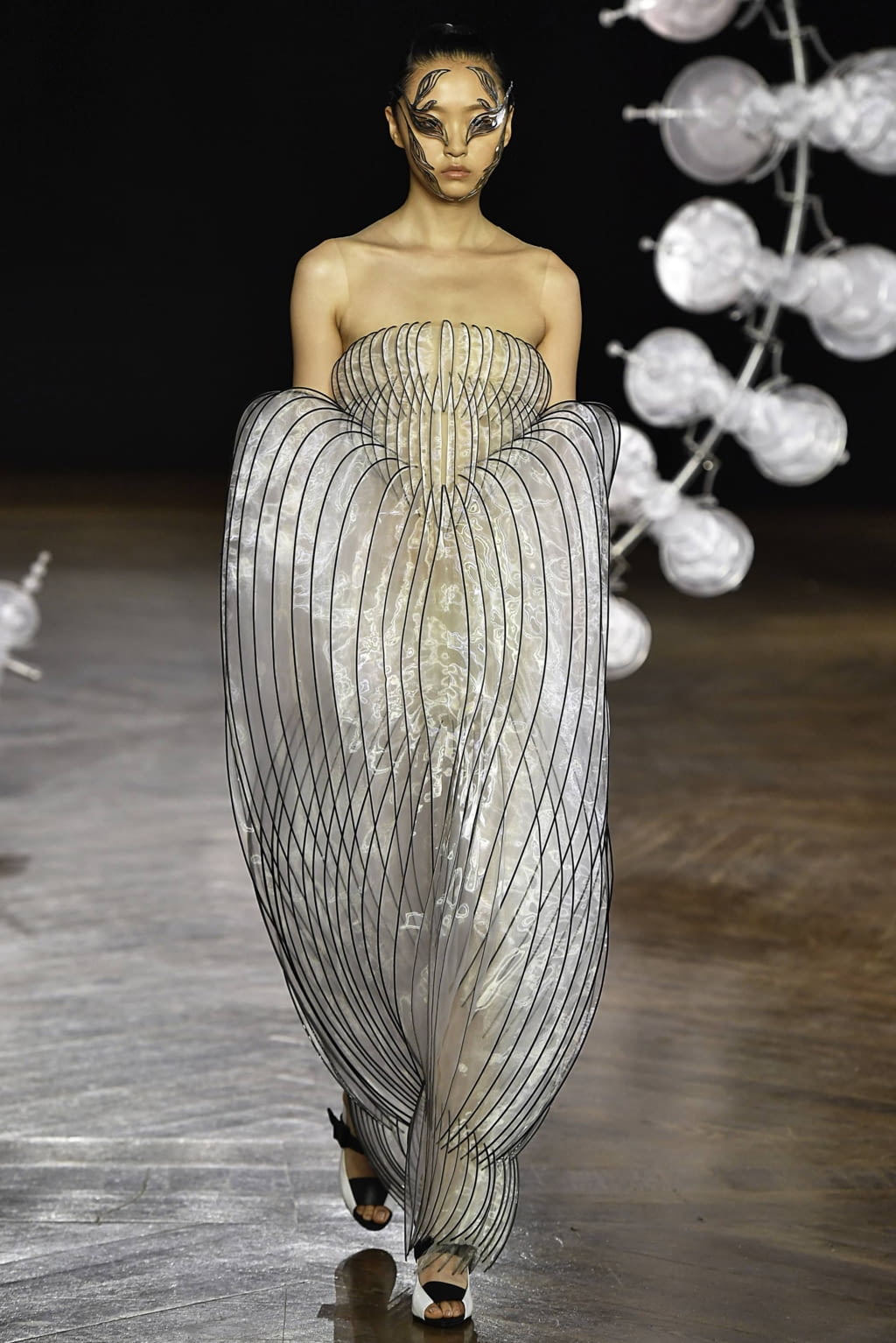 Fashion Week Paris Fall/Winter 2019 look 1 from the Iris Van Herpen collection couture
