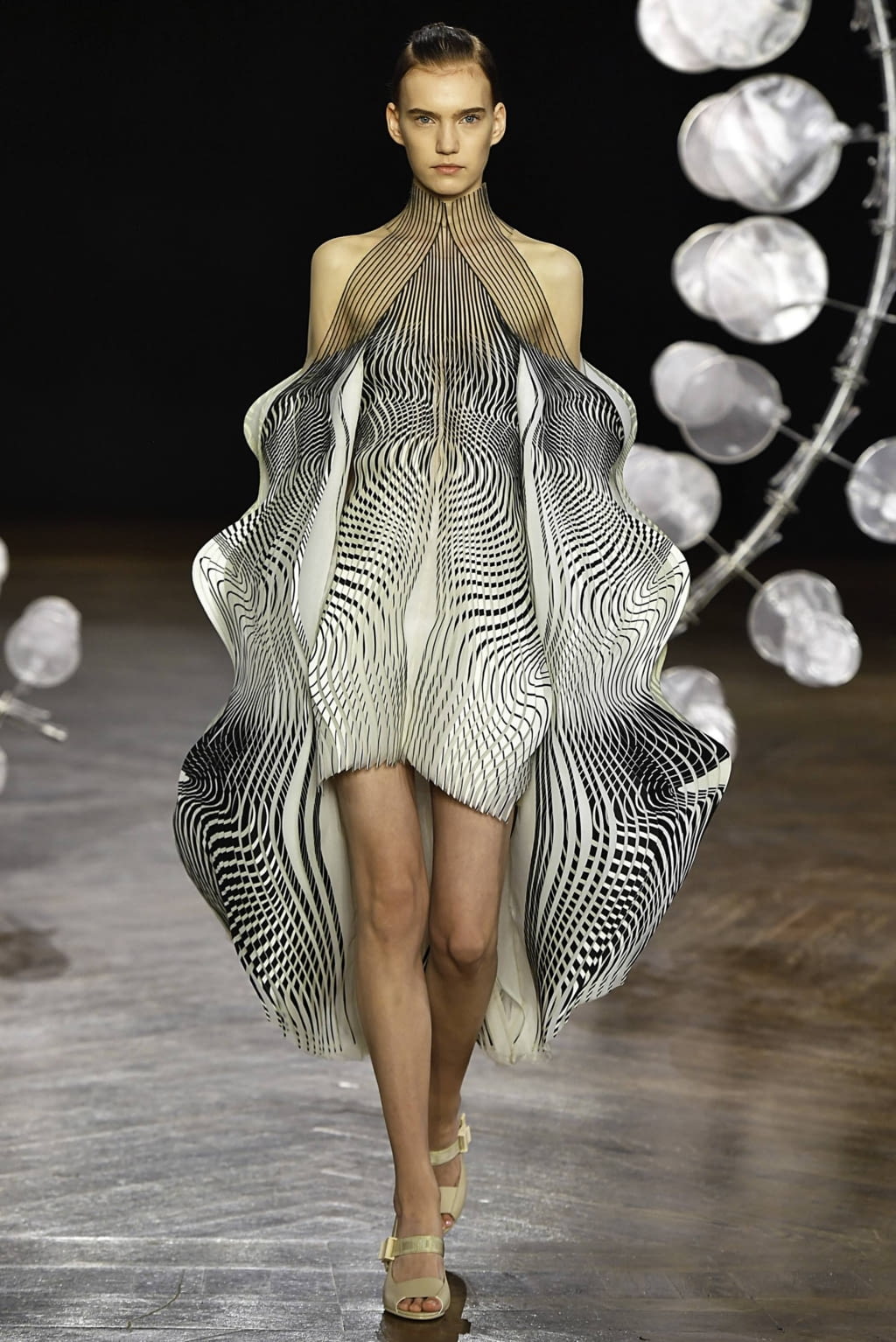 Fashion Week Paris Fall/Winter 2019 look 3 de la collection Iris Van Herpen couture