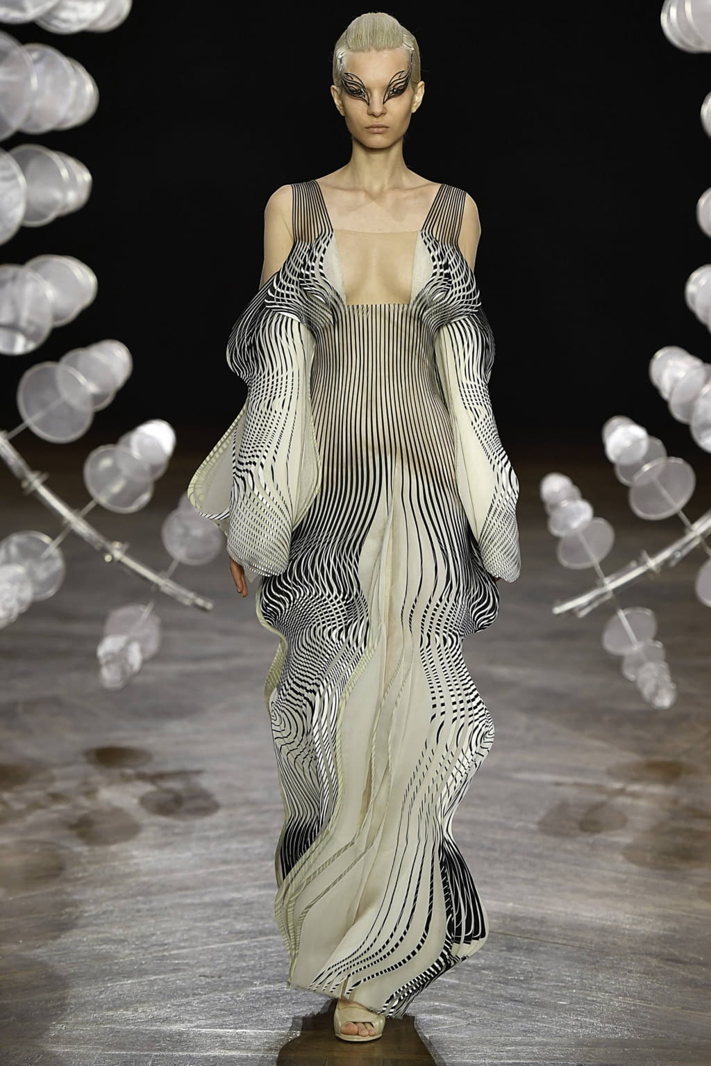 Fashion Week Paris Fall/Winter 2019 look 4 from the Iris Van Herpen collection 高级定制