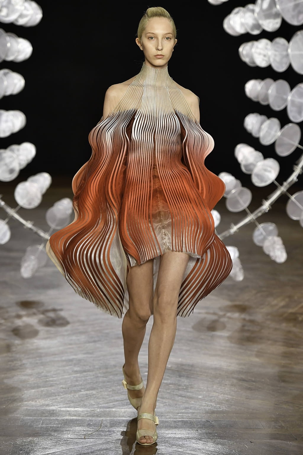 Fashion Week Paris Fall/Winter 2019 look 6 from the Iris Van Herpen collection couture